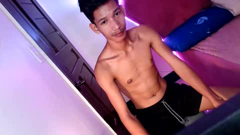 Snapshot of maxiebunny99 chatting on 10/09/25, 08:23 Reyn online show from 10/09/25, 08:23