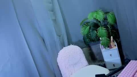 Snapshot of maxiebunny99 chatting on 10/14/25, 05:14 Reyn online show from 10/14/25, 05:14