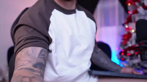 Snapshot of maximo_rodriguez chatting on 12/23/25, 05:27 Maximo online show from 12/23/25, 05:27