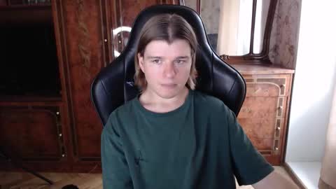 Snapshot of maxplay18 chatting on 10/10/25, 10:14 Max online show from 10/10/25, 10:14