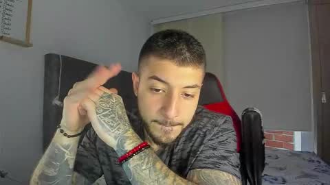 Snapshot of maxvibe_ chatting on 10/28/25, 10:34 maxvibe_ online show from 10/28/25, 10:34