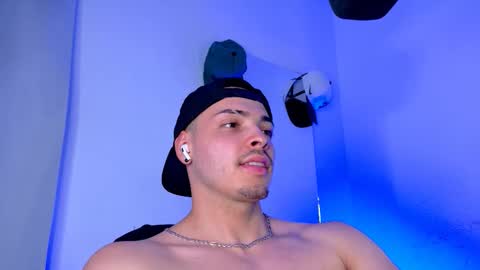 MAX online show from 10/01/25, 01:55