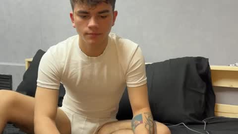 Snapshot of maxwoolf chatting on 05/11/26, 04:04 Max online show from 05/11/26, 04:04