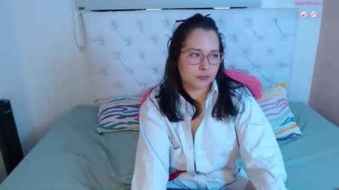 Snapshot of may_bloom chatting on 11/25/25, 04:12 May online show from 11/25/25, 04:12