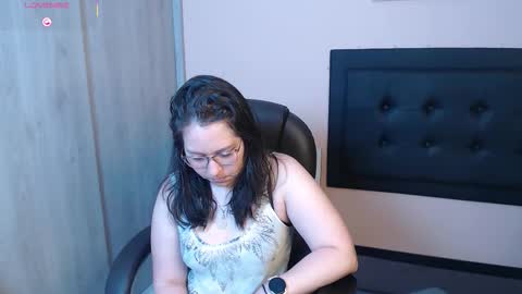 Snapshot of may_bloom chatting on 12/23/25, 02:20 May online show from 12/23/25, 02:20