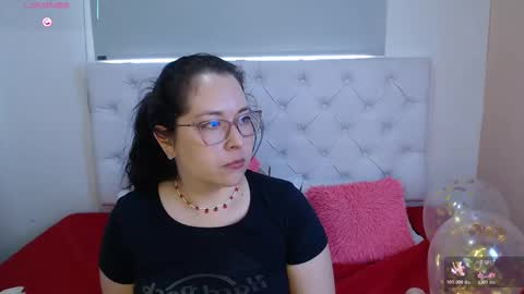 Snapshot of may_bloom chatting on 02/14/26, 05:43 May online show from 02/14/26, 05:43