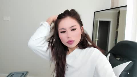 Mia online show from 10/26/25, 04:29