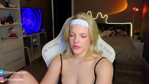 Snapshot of maya_blonde18 chatting on 03/31/26, 03:30 Maya online show from 03/31/26, 03:30