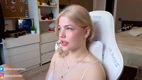 Snapshot of maya_blonde18 chatting on 04/06/26, 04:46 Maya online show from 04/06/26, 04:46