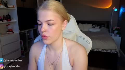 Snapshot of maya_blonde18 chatting on 04/07/26, 03:18 Maya online show from 04/07/26, 03:18
