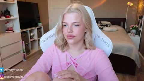 Snapshot of maya_blonde18 chatting on 04/09/26, 03:28 Maya online show from 04/09/26, 03:28