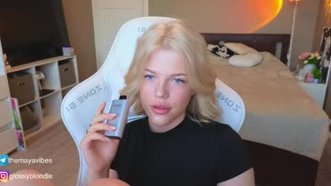 Snapshot of maya_blonde18 chatting on 04/11/26, 03:33 Maya online show from 04/11/26, 03:33