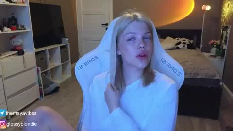 Snapshot of maya_blonde18 chatting on 04/17/26, 03:53 Maya online show from 04/17/26, 03:53