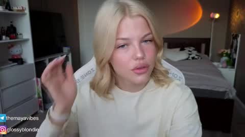 Snapshot of maya_blonde18 chatting on 04/19/26, 03:28 Maya online show from 04/19/26, 03:28