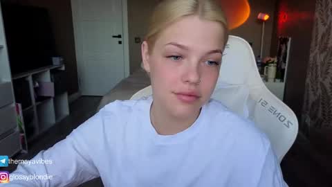 Snapshot of maya_blonde18 chatting on 04/23/26, 03:41 Maya online show from 04/23/26, 03:41