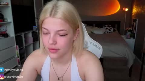 Snapshot of maya_blonde18 chatting on 04/25/26, 03:20 Maya online show from 04/25/26, 03:20