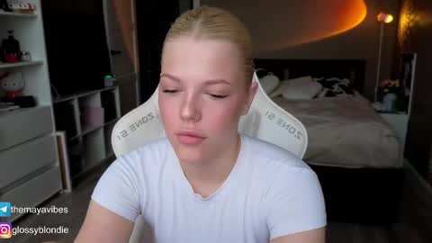 Snapshot of maya_blonde18 chatting on 04/27/26, 03:26 Maya online show from 04/27/26, 03:26