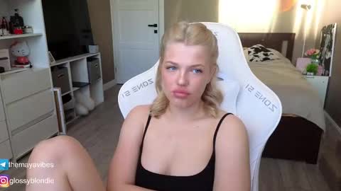 Snapshot of maya_blonde18 chatting on 05/02/26, 03:33 Maya online show from 05/02/26, 03:33