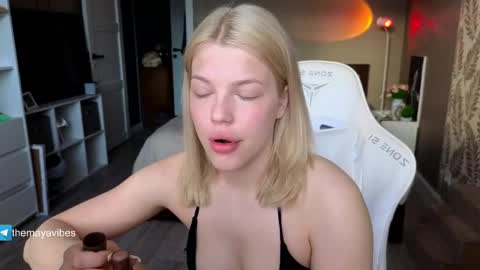 Snapshot of maya_blonde18 chatting on 05/06/26, 03:13 Maya online show from 05/06/26, 03:13