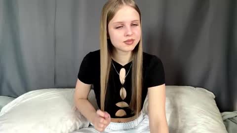 Snapshot of mayababycouplee chatting on 03/28/26, 06:02 Luna Mira online show from 03/28/26, 06:02