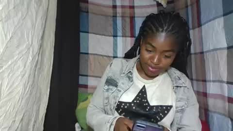 Snapshot of mayajadorelie chatting on 09/19/25, 07:25 charlesia online show from 09/19/25, 07:25