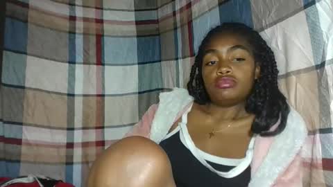 Snapshot of mayajadorelie chatting on 09/22/25, 02:35 charlesia online show from 09/22/25, 02:35