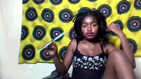 Snapshot of mayajadorelie chatting on 09/29/25, 07:08 charlesia online show from 09/29/25, 07:08