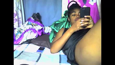 Snapshot of mayajadorelie chatting on 12/15/25, 07:18 charlesia online show from 12/15/25, 07:18