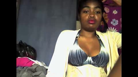 Snapshot of mayajadorelie chatting on 12/17/25, 02:17 charlesia online show from 12/17/25, 02:17