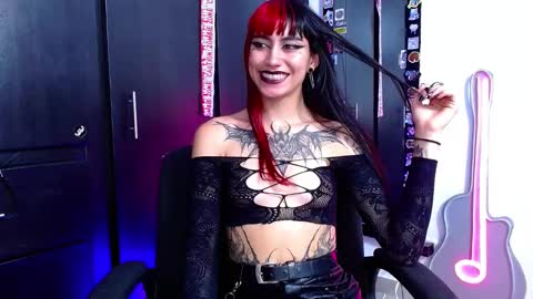 Snapshot of mayaredd chatting on 12/18/24, 12:10 mayaredd online show from 12/18/24, 12:10
