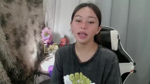 Snapshot of mayasally_ chatting on 12/18/25, 09:59 mayasally_ online show from 12/18/25, 09:59