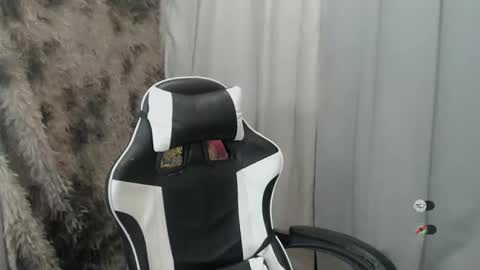 Snapshot of mayasally_ chatting on 12/21/25, 06:42 mayasally_ online show from 12/21/25, 06:42