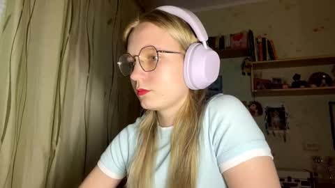 Snapshot of maybelleensminger chatting on 09/27/25, 02:33 Lola online show from 09/27/25, 02:33