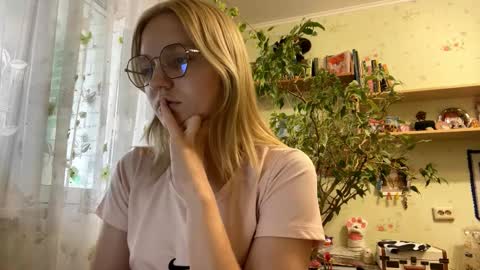 Snapshot of maybelleensminger chatting on 10/10/25, 11:09 Lola online show from 10/10/25, 11:09