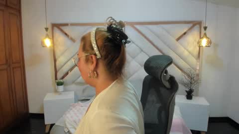 Mailyn online show from 03/10/25, 10:13