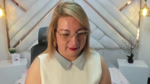 Mailyn online show from 03/11/25, 11:44