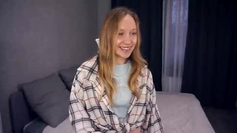 Snapshot of mckenziedyen chatting on 10/31/25, 08:15 Mary  online show from 10/31/25, 08:15