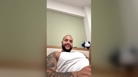 Snapshot of medellindrak chatting on 01/14/26, 02:06 filippoae online show from 01/14/26, 02:06