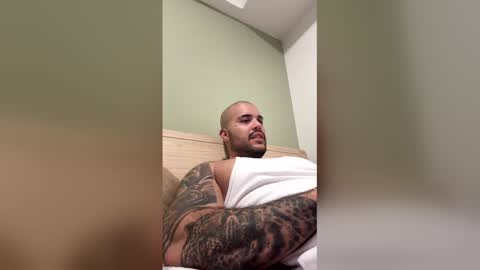 Snapshot of medellindrak chatting on 02/22/26, 10:19 filippoae online show from 02/22/26, 10:19