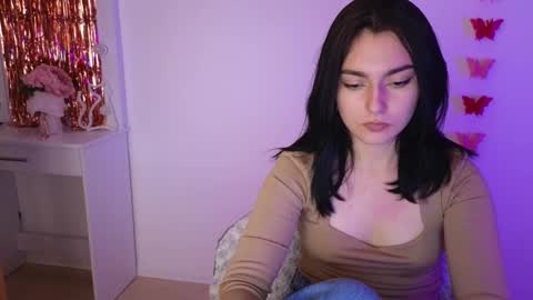 Snapshot of medina_andress chatting on 03/10/25, 06:56 Dina online show from 03/10/25, 06:56