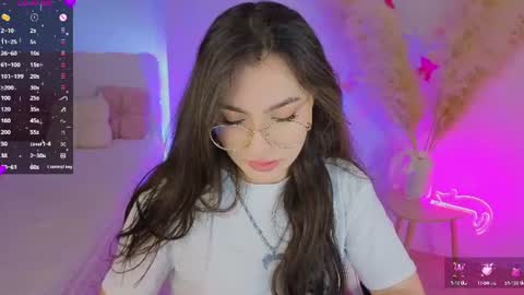 Snapshot of medina_andress chatting on 06/23/26, 09:13 Dina online show from 06/23/26, 09:13