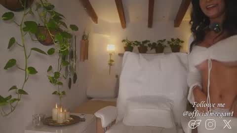 Snapshot of meegan1 chatting on 03/25/26, 12:00 Andrea online show from 03/25/26, 12:00