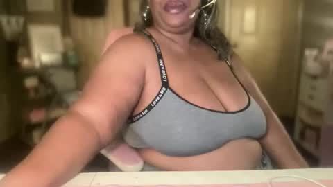 Snapshot of meetsouthernpeach chatting on 12/02/25, 04:35 Southern Peach online show from 12/02/25, 04:35