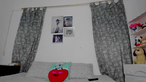 Snapshot of megan_and_clohe chatting on 01/06/26, 06:33 M E G A N online show from 01/06/26, 06:33