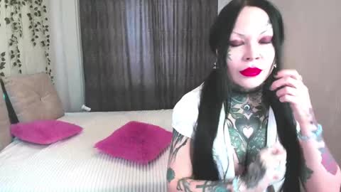 Snapshot of megan_blackmoon chatting on 01/10/25, 07:04 Helena Tuman online show from 01/10/25, 07:04