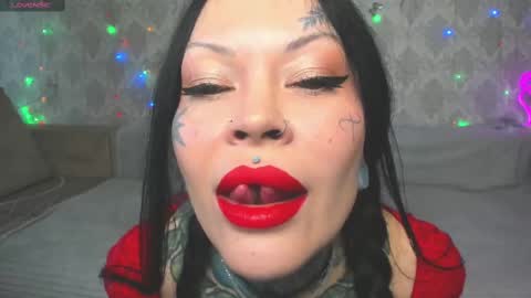 Snapshot of megan_blackmoon chatting on 03/07/25, 09:07 Helena Tuman online show from 03/07/25, 09:07