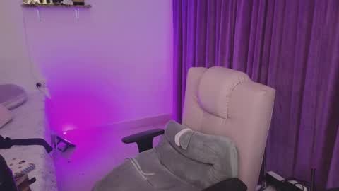 Snapshot of megan_ricci chatting on 01/14/25, 03:32 Laura online show from 01/14/25, 03:32