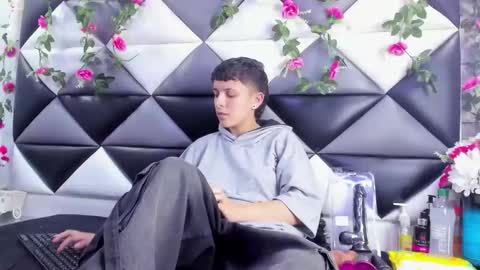 Snapshot of megan_thompsonn_ chatting on 11/27/25, 02:13 megan_thompsonn_ online show from 11/27/25, 02:13