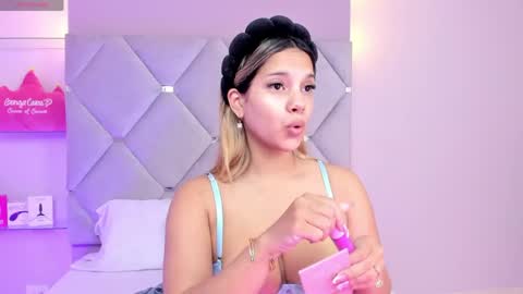 Snapshot of meganrosse__ chatting on 05/14/26, 12:12 Megan online show from 05/14/26, 12:12