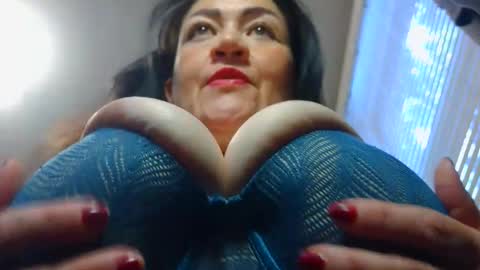 Snapshot of megatitsxx chatting on 12/16/25, 06:57 SHAROLD online show from 12/16/25, 06:57